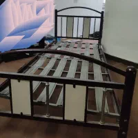 تخت خواب تک نفره فلزی بدون تشک و میز خیاطی