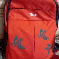 یک کیف کوله ای قرمز سالم اسپرت و تمیز