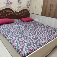 تخت به همراه پاتختی