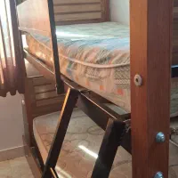 تخت دوطبقه جنس فلزوچوب درحد نو