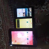 دو عدد گوشی و یک تبلت