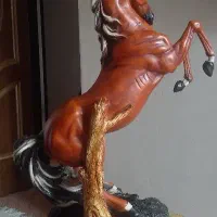 مجسمه اسب و میز چوبی سلطنتی