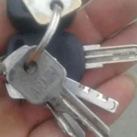 یک عدد قفل کتابی  با چند عدد کلید