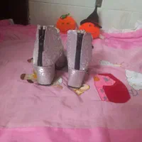 دو عدد کفش دخترانه به فروش می‌رسد