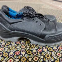 کفش و لباس و دستکش کار