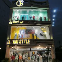 چندفروشنده خانم و آقا و یک صندوقدار خانم درفروشگاه