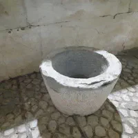 هاون سنگی مربوط به صدسال پیش به همراه دسته چوبی|کلکسیون اشیاء عتیقه|اصفهان, ناژوان|دیوار