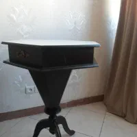 سه عدد میزچوبی .میزخاطره .گرام وتلفن