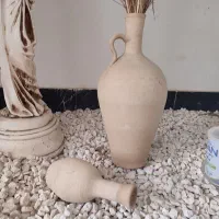 کوزه گل خشک و مجسمه
