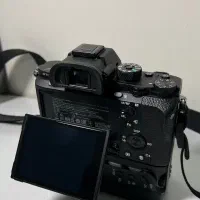 بدنه سونی R2 بهمراه گریپ و لنز سونی ۵۰ میلیمتری1/8|دوربین عکاسی و فیلم‌برداری|تهران, نجات اللهی|دیوار