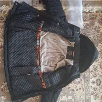 کاپشن|لباس|حمیل, |دیوار