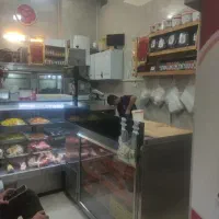 به یک کارگر مرغی