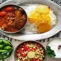 به یک خانم جوان برای کار در غذاخوری نیازمندیم