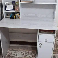 میز تحریر بسیار با کیفیت، زیبا و تمیز