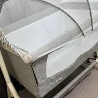 گهواره و تخت کنار مادر ننو