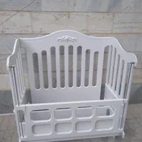 گهواره بچه کنار تخت مادر