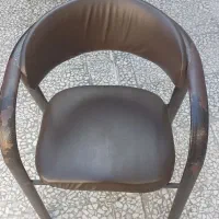 تعداد ۸ عدد صندلی