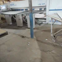 نیرو آقا جهت. کار در کارگاه خدمات برش کابینت
