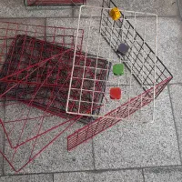 تعدادی قفسه مشبک فلزی