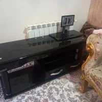 زیر تلویزیون و یک عدد مبل سلطنتی یک نفره
