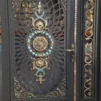 استاد کار در و پنجره  برای کار کیلویی در مغازه