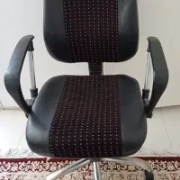 یک عدد صندلی چرخدار