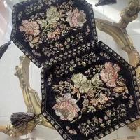 رانر گلدوزی شده و کار دست هست