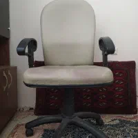 صندلی اداری و میز کامپیوتر