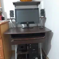 کامپیوتر با میز