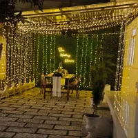 دیزاین سفره خانه و باغ رستوران با ریسه های کبریتی