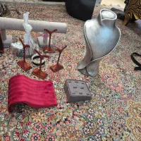 چند عدد استند دستبند و گوشواره