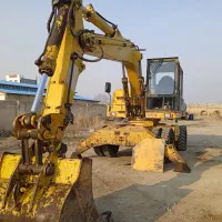 راننده بیل مکانیک لاستیکی