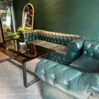 مبل چستر سبز یشمی به همراه میز