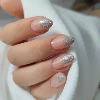 آموزش و خدمات کاشت ناخن