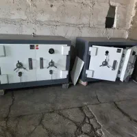 زیر ویترینی طلافروشی گاوصندوق طلا دلار گوشی