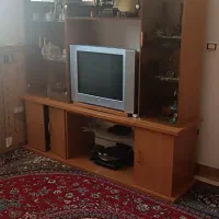 یک عدد میز تلویزیون همراه با خود تلویزیون