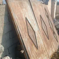 درب حیاط وپنجره