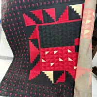 گلیم فرش و ساعت ایستاده