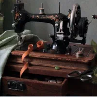 خیاط خانم مسلط به چرخ صنعتی