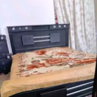 تخت خواب و میز کنار تخت