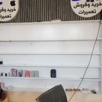 تعدادی قفسه و تابلو