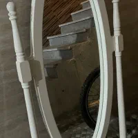 آینه قدی و میز کشو دار زیرش