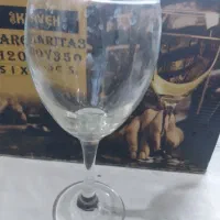 لیوان پایه دار و بستنی خوری