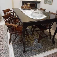 یک میز 6 نفره و چهار صندلی امریکایی