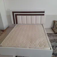 تخت دو نفره با تشک و پاتختی