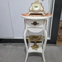 میز کنار سالنی