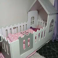 تخت کلبه ای .|تخت و صندلی بچه|مهاجران, |دیوار