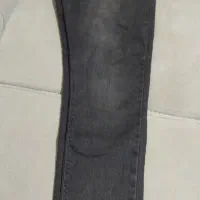 تعدادی شلوار لی و پارچه ای در حد نو وکارکرده