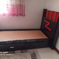 تخت.  یک نفره نوجوان