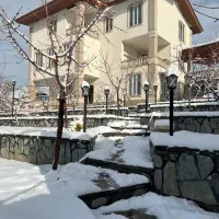 کاخ-زیبا-درقلب-رودهن-بنایی-زیبا-در3طبقه-سندتک-برگ